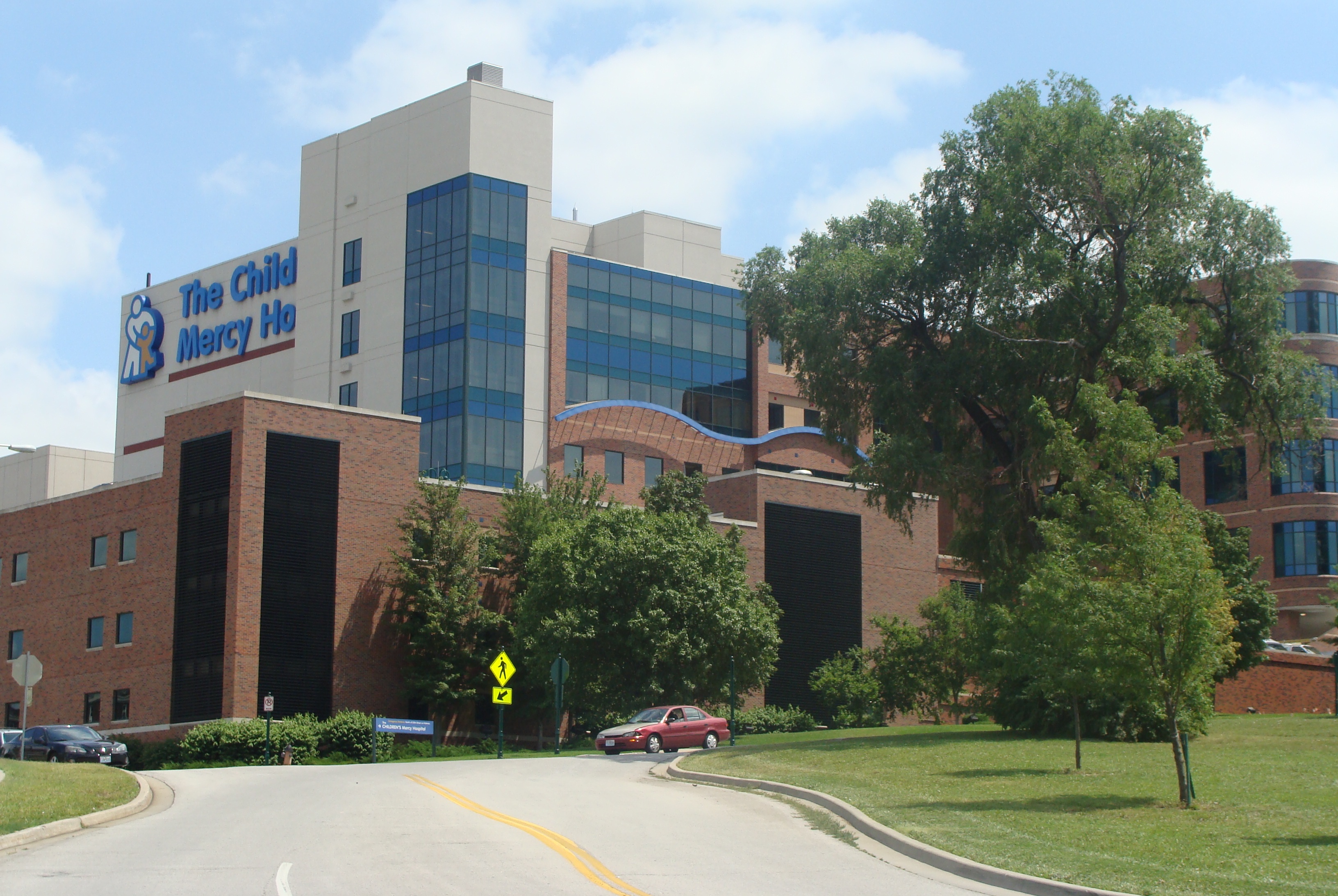 A picture of the Children’s Mercy Hospital building on a sunny day.